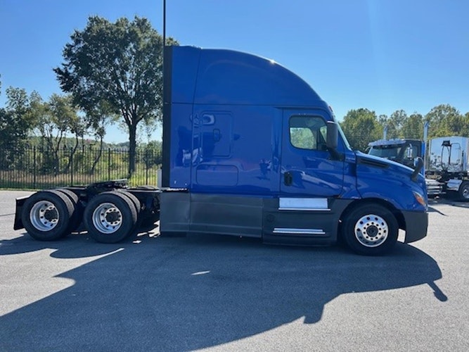2022 Freightliner Cascadia 126" Sleeper Cab photo 3