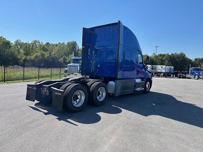 2022 Freightliner Cascadia 126" Sleeper Cab photo 4