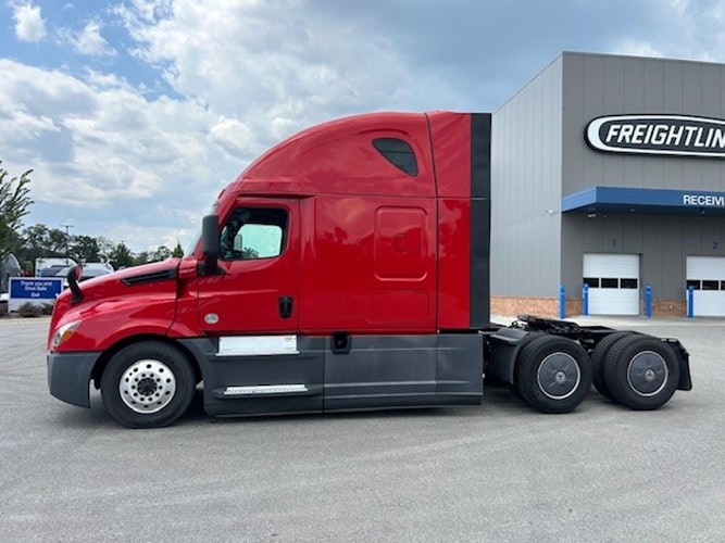 2022 Freightliner Cascadia 126" Sleeper Cab photo 2