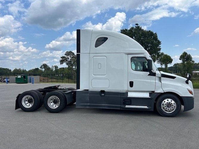 2022 Freightliner Cascadia 126" Sleeper Cab photo 3