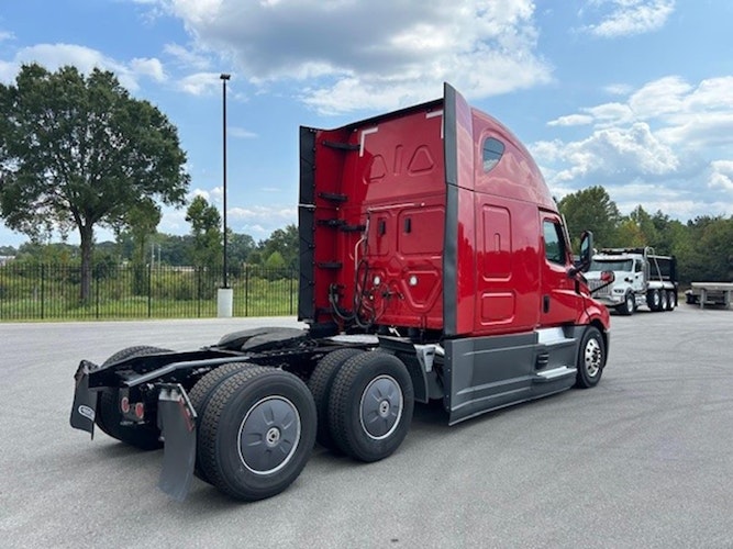 2022 Freightliner Cascadia 126" Sleeper Cab photo 3