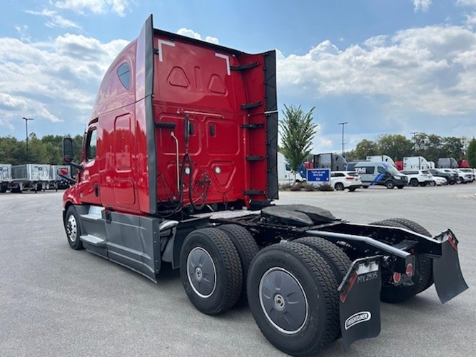 2022 Freightliner Cascadia 126" Sleeper Cab photo 4