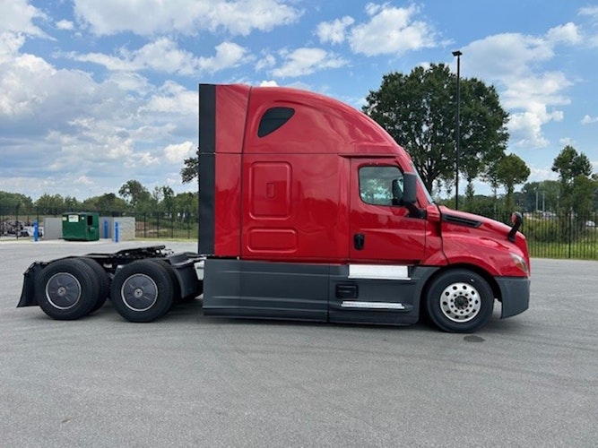 2022 Freightliner Cascadia 126" Sleeper Cab photo 4