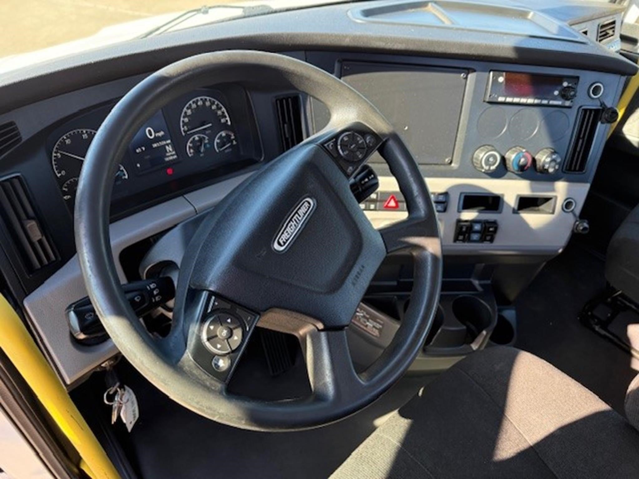 2022 Freightliner Cascadia in Memphis, TN — photo 8