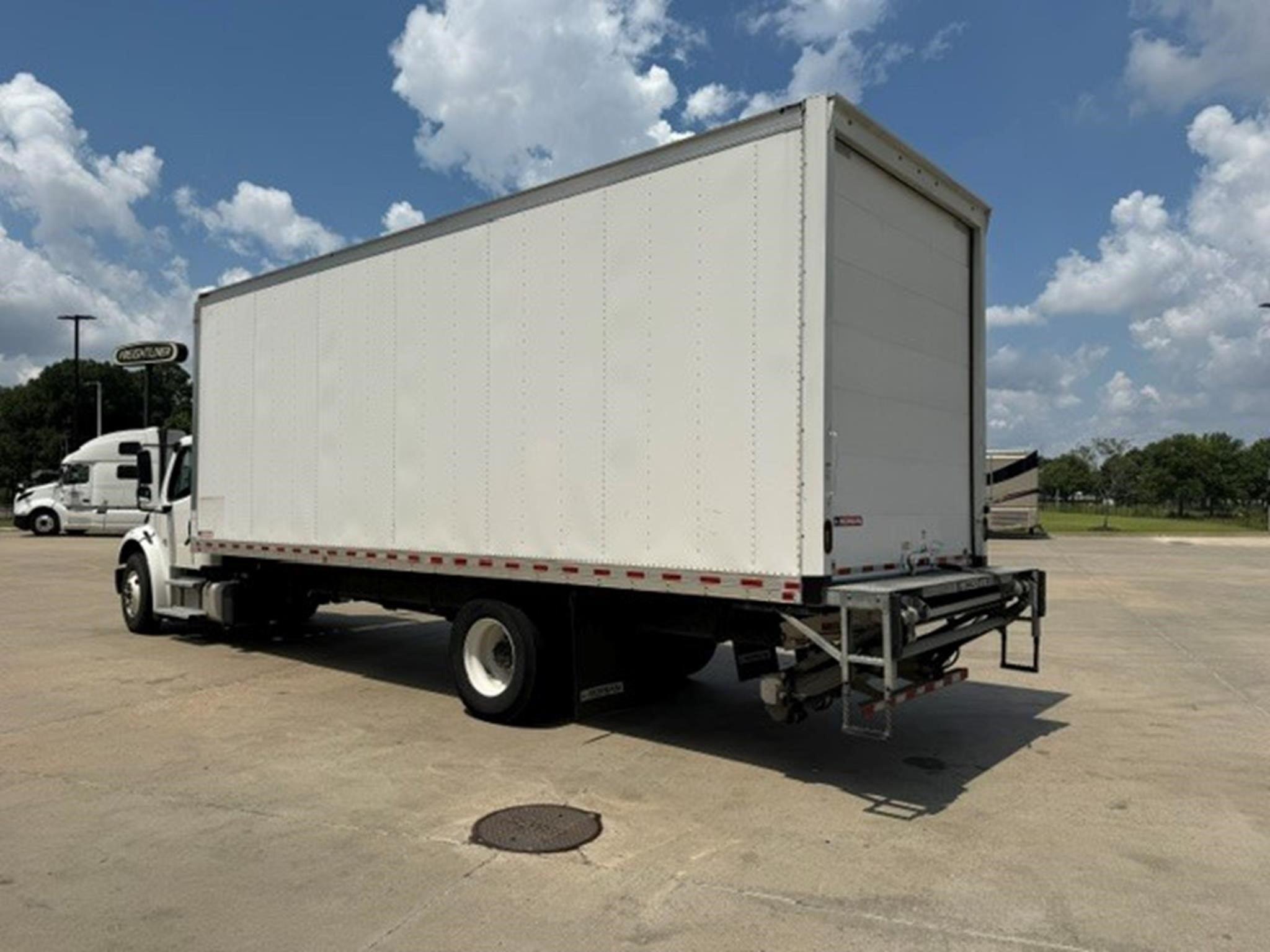 2024 Freightliner eM2 — photo 7