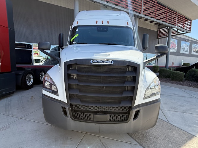 2021 Freightliner Cascadia 126" Sleeper Cab photo 2