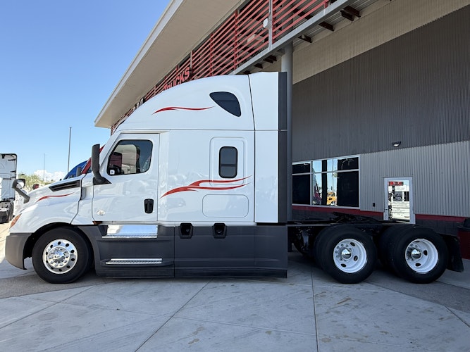 2021 Freightliner Cascadia 126" Sleeper Cab photo 3