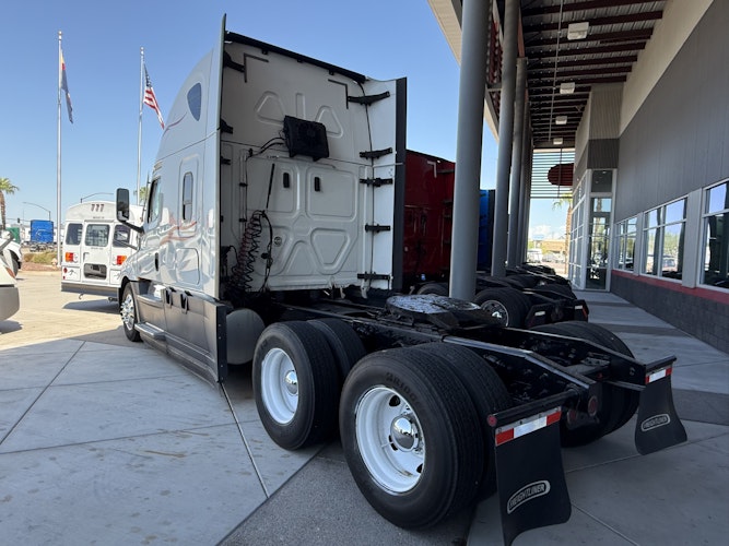 2021 Freightliner Cascadia 126" Sleeper Cab photo 4