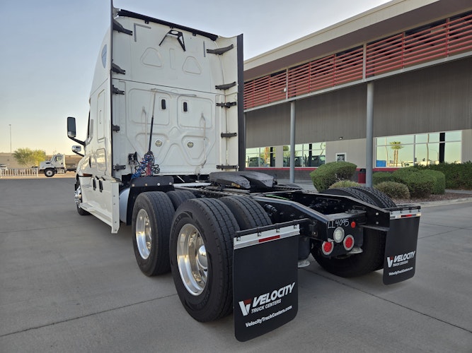 2020 Freightliner Cascadia 126" Sleeper Cab photo 4