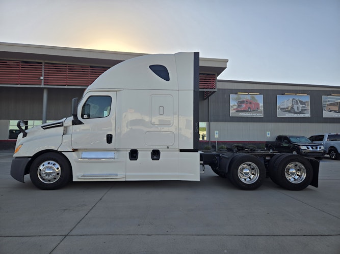 2020 Freightliner Cascadia 126" Sleeper Cab photo 3