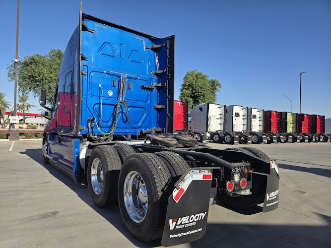 2020 Freightliner Cascadia 126" Sleeper Cab photo 4