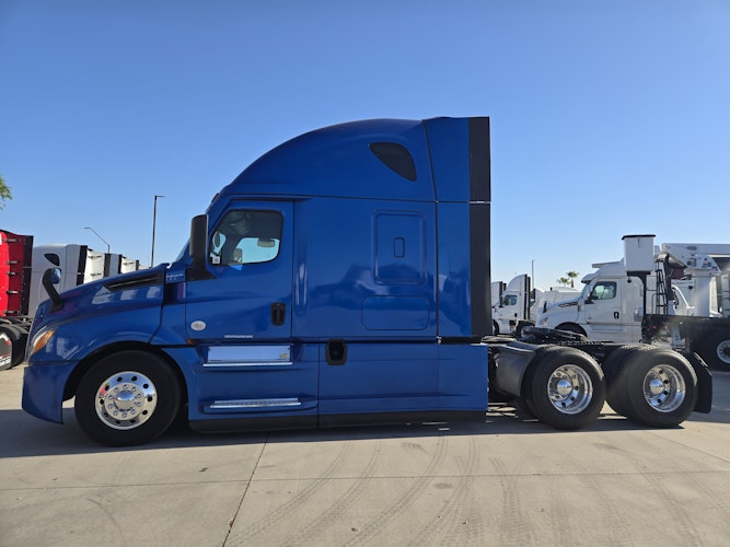 2020 Freightliner Cascadia 126" Sleeper Cab photo 3