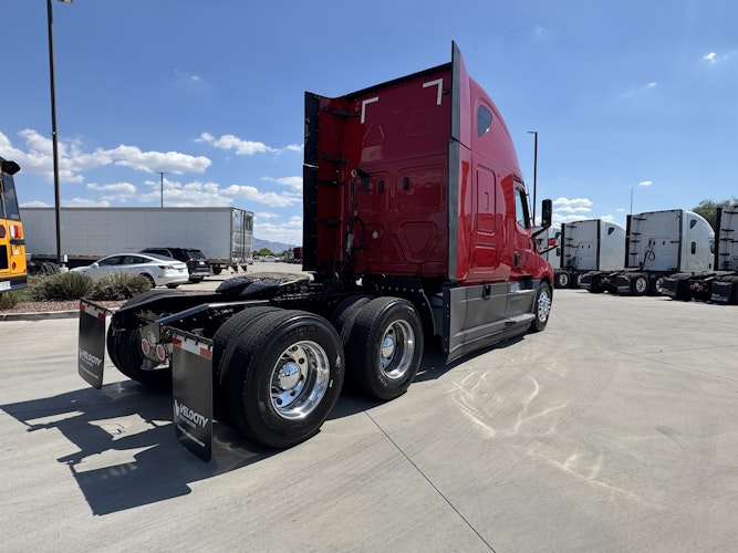 2021 Freightliner Cascadia 126" Sleeper Cab photo 4