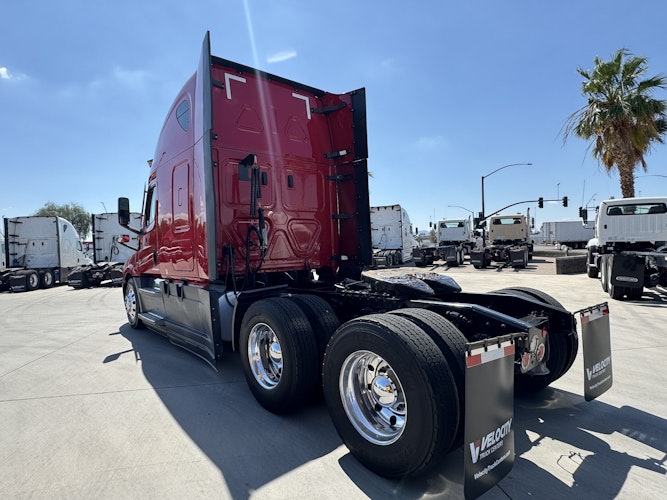 2021 Freightliner Cascadia 126" Sleeper Cab photo 2