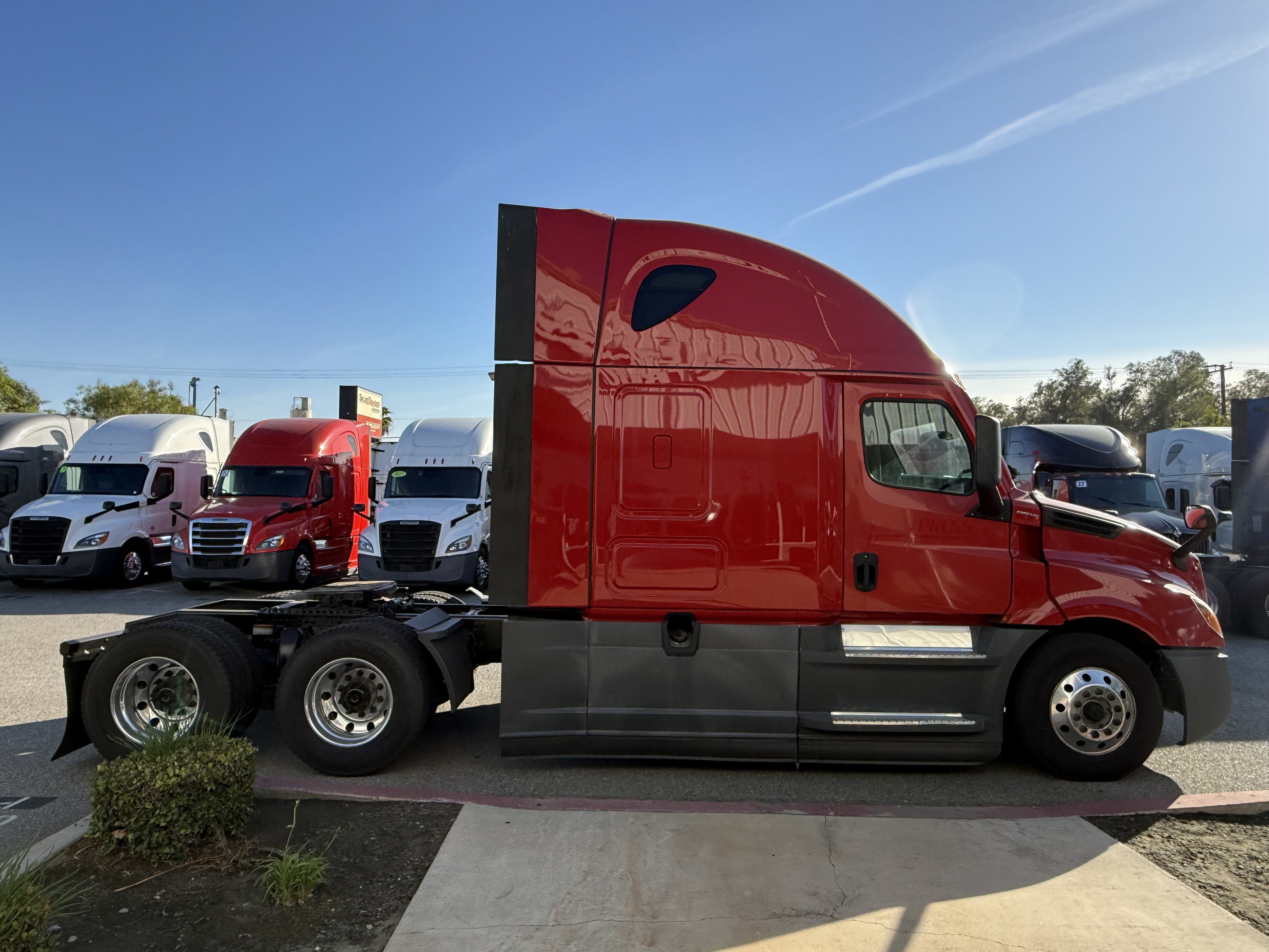 2021 Freightliner Cascadia in Fontana, CA — photo 7
