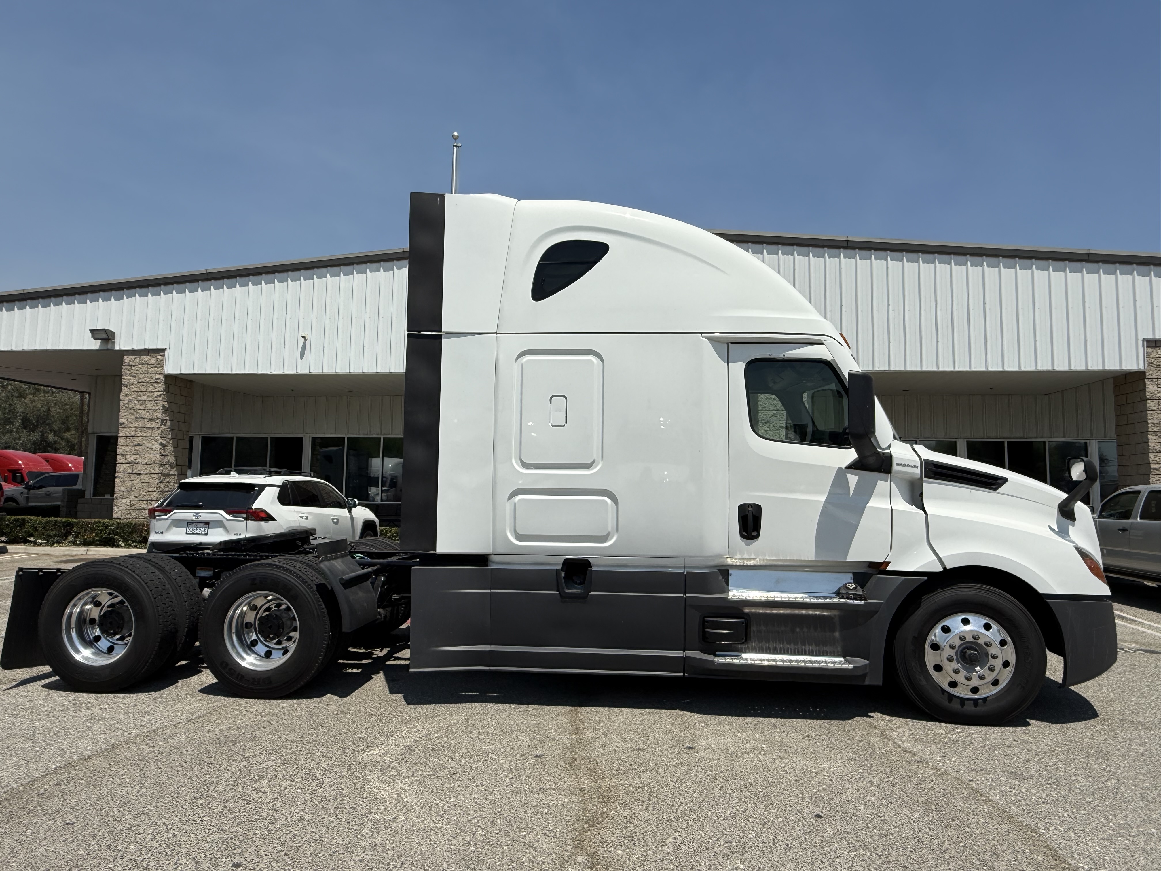 2023 Freightliner Cascadia in Fontana, CA — photo 8