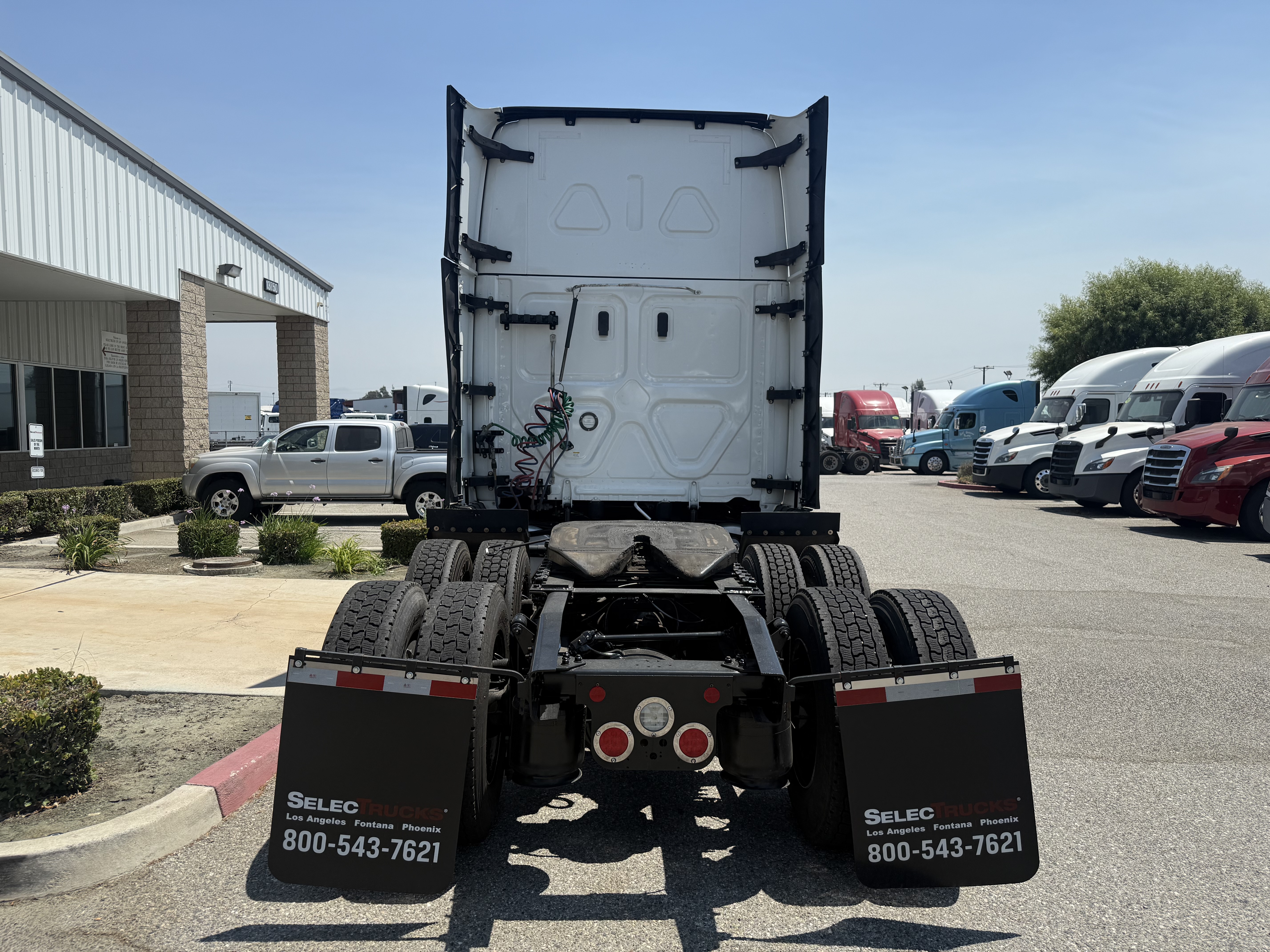 2023 Freightliner Cascadia in Fontana, CA — photo 5