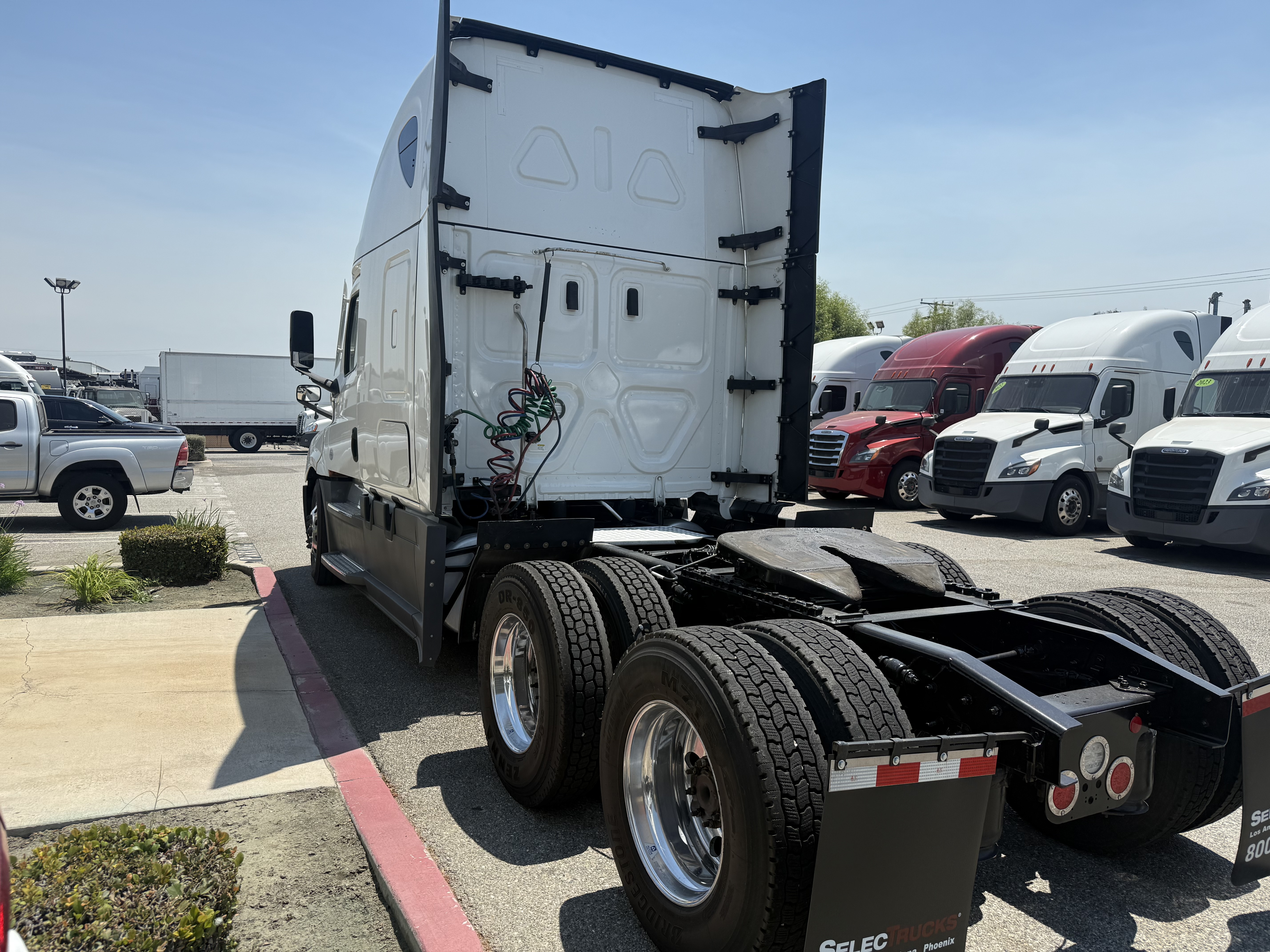 2023 Freightliner Cascadia in Fontana, CA — photo 4