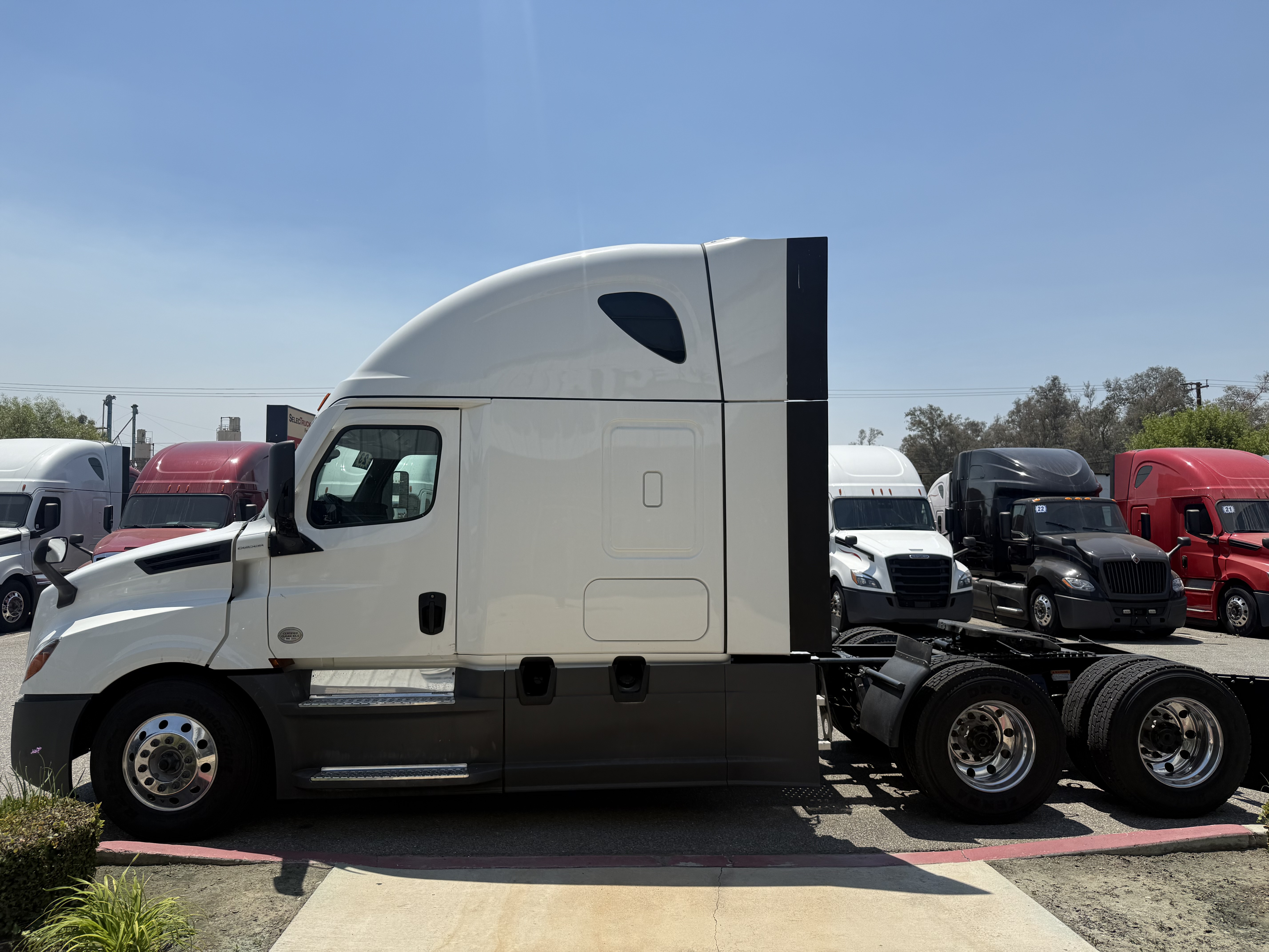 2023 Freightliner Cascadia in Fontana, CA — photo 3