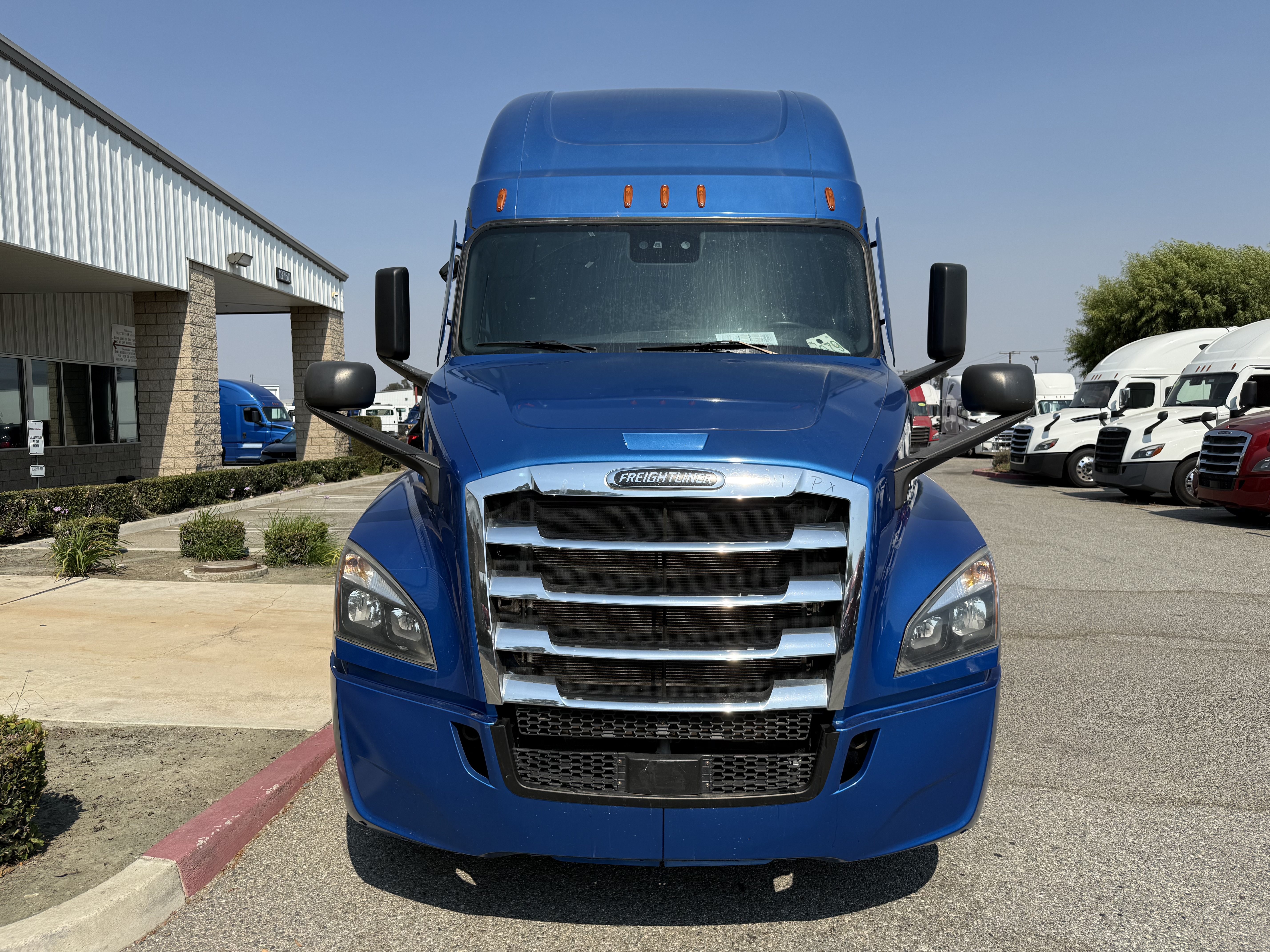 2020 Freightliner Cascadia in Fontana, CA — photo 2