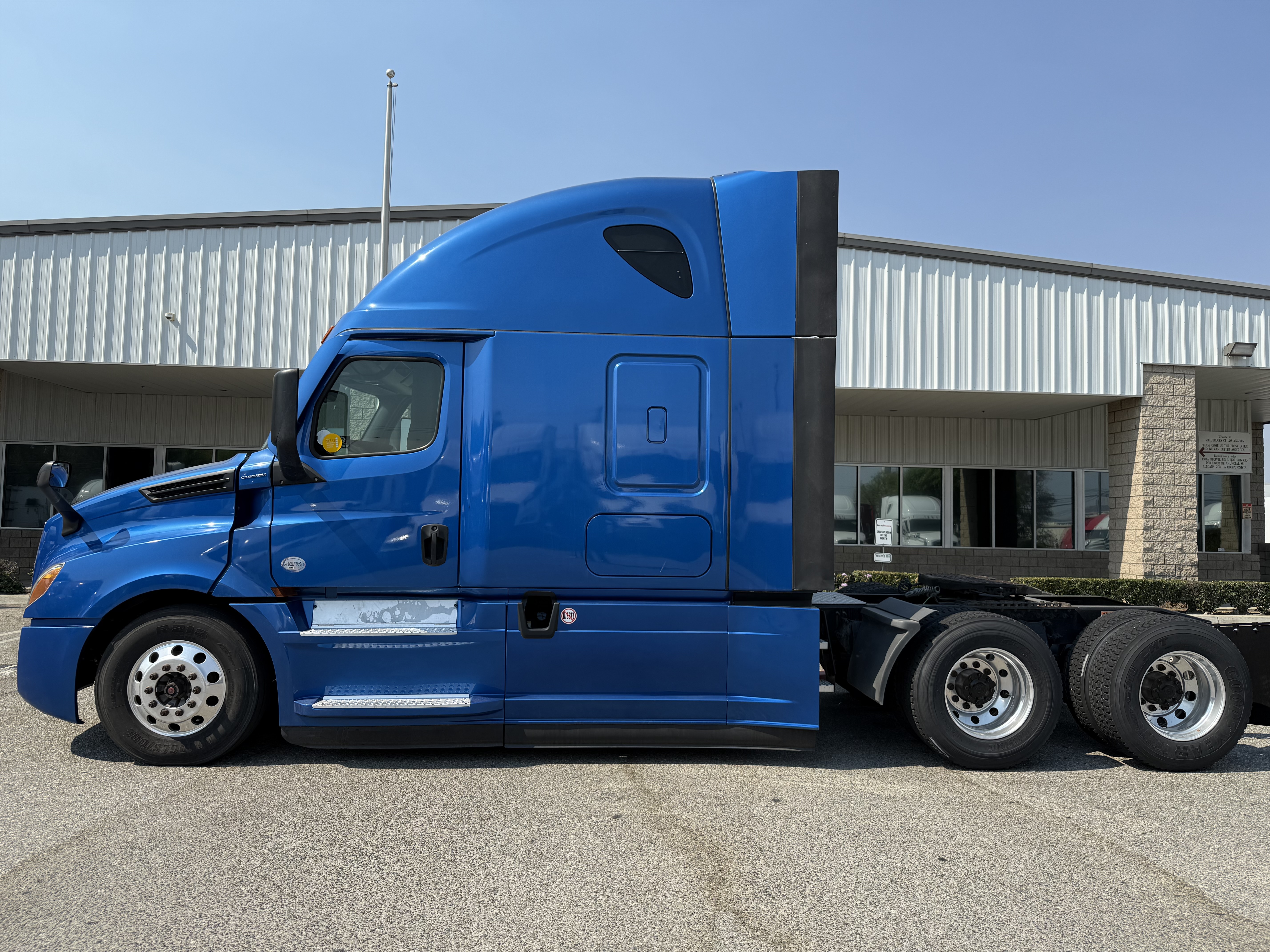 2020 Freightliner Cascadia in Fontana, CA — photo 3