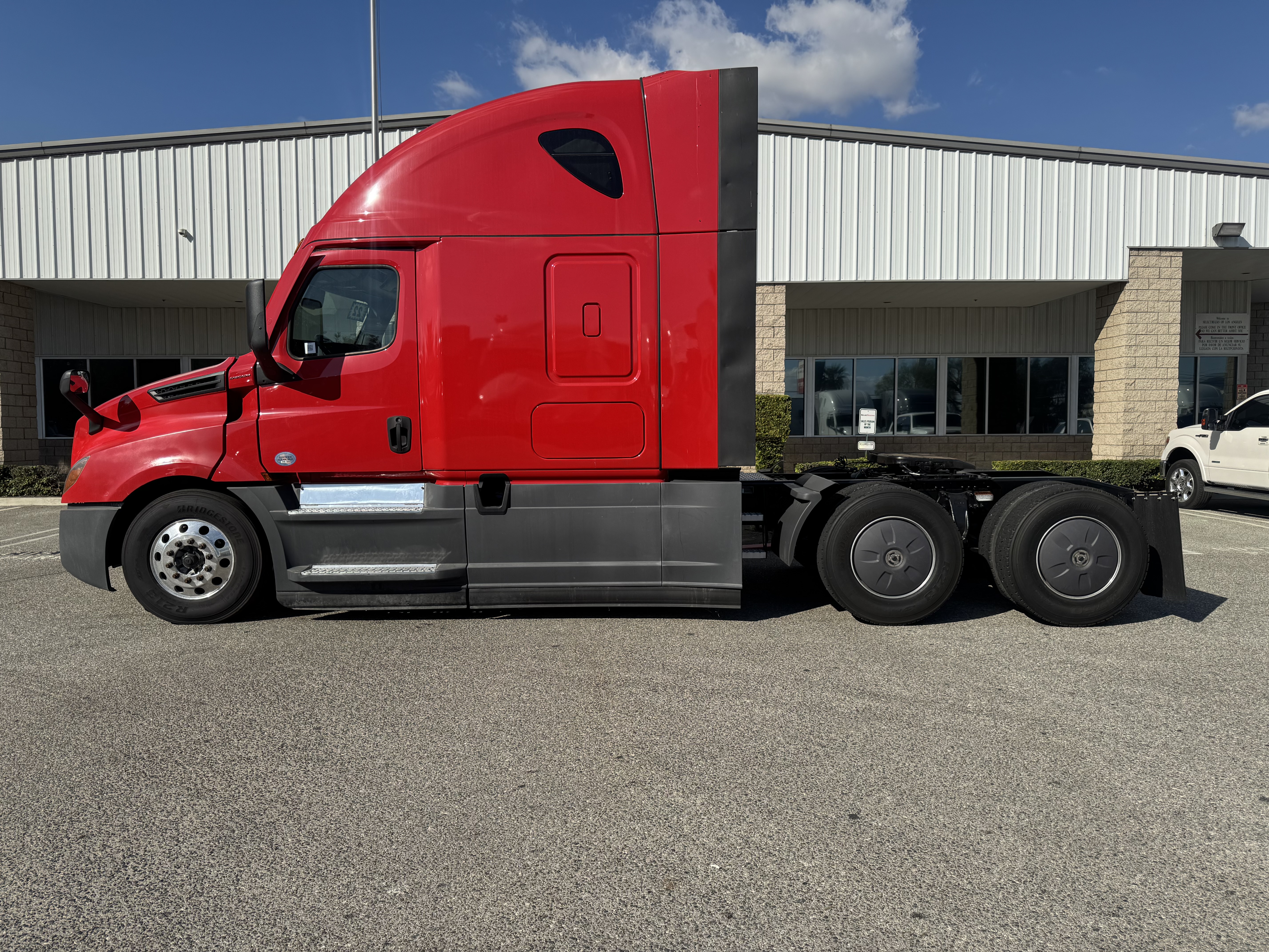 2022 Freightliner Cascadia in Fontana, CA — photo 3