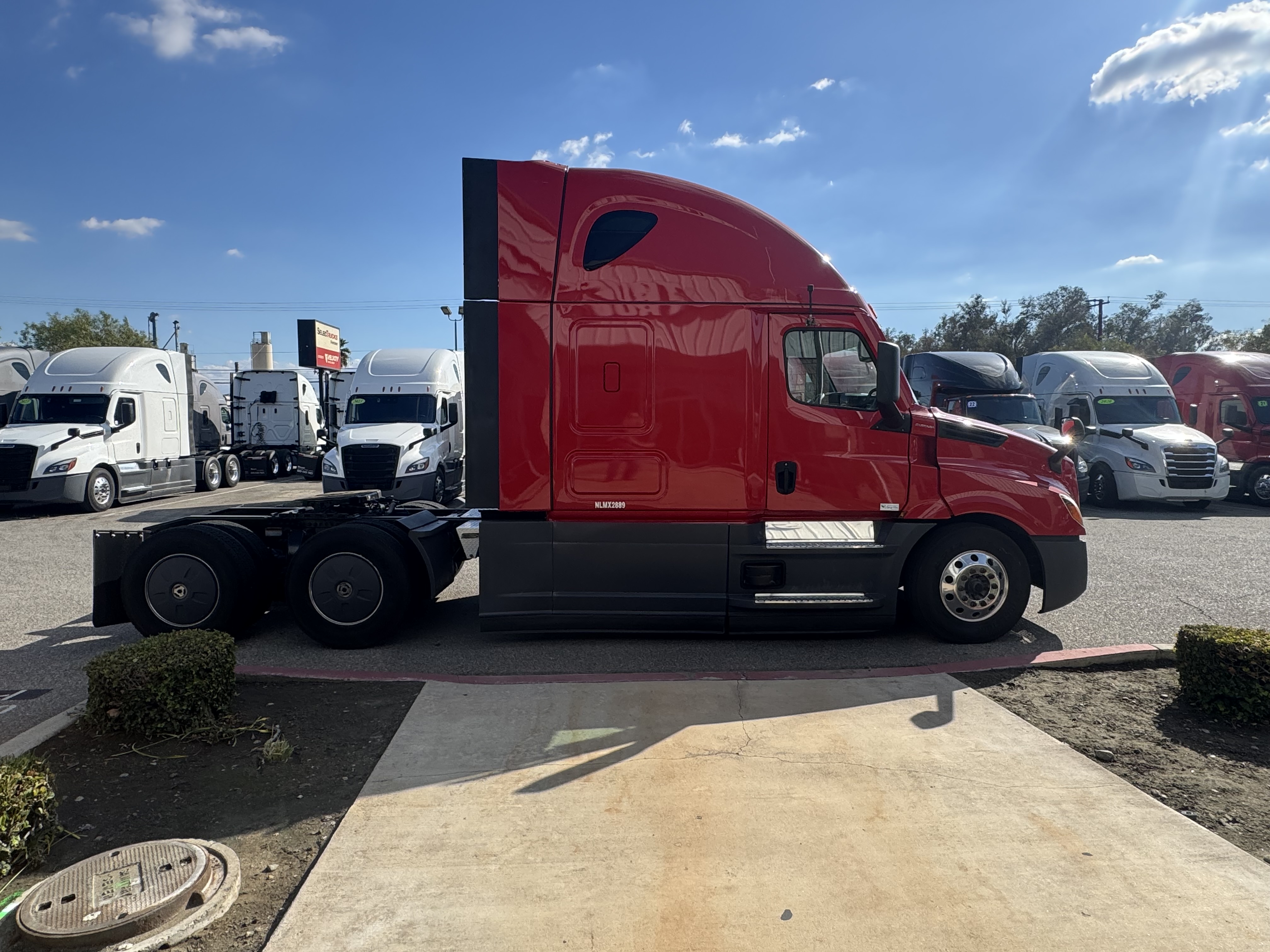 2022 Freightliner Cascadia in Fontana, CA — photo 5