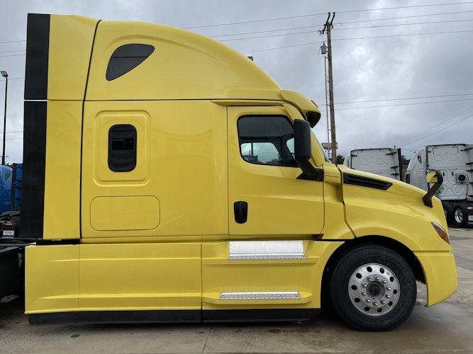 2023 Freightliner Cascadia 126" Sleeper Cab photo 4