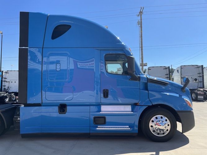2022 Freightliner Cascadia 126" Sleeper Cab photo 4