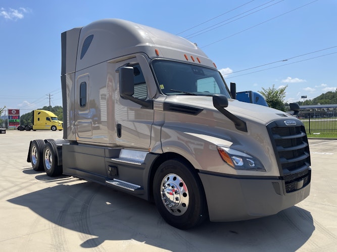 2023 Freightliner Cascadia 126" Sleeper Cab photo 3