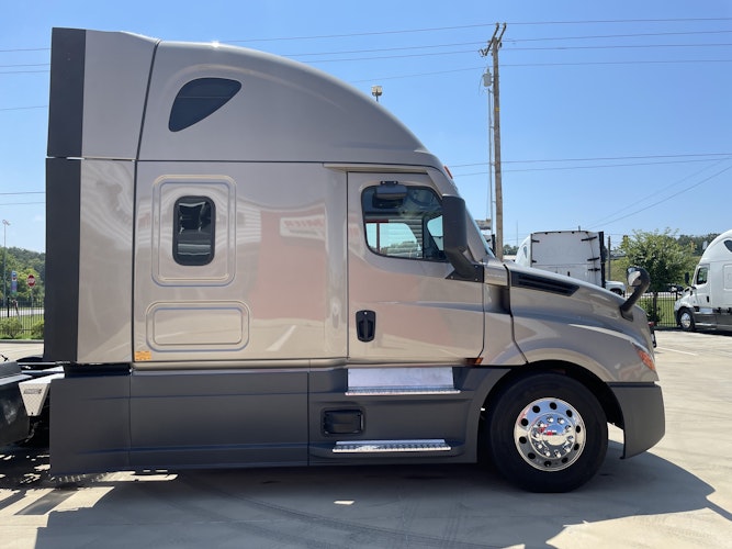2023 Freightliner Cascadia 126" Sleeper Cab photo 4