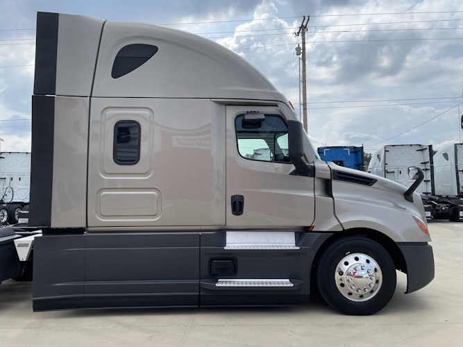 2023 Freightliner Cascadia 126" Sleeper Cab photo 4