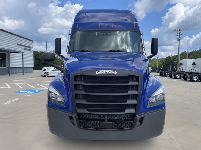 2022 Freightliner Cascadia 126" Sleeper Cab photo 2