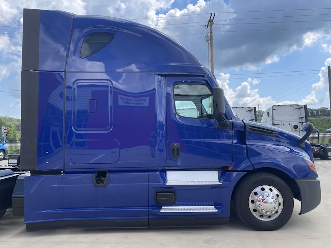 2022 Freightliner Cascadia 126" Sleeper Cab photo 4