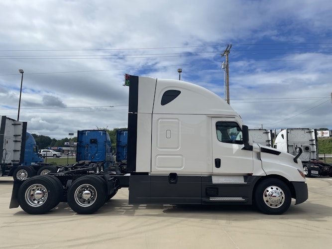 2023 Freightliner Cascadia 126" Sleeper Cab photo 4