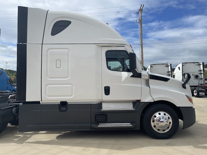 2023 Freightliner Cascadia 126" Sleeper Cab photo 3