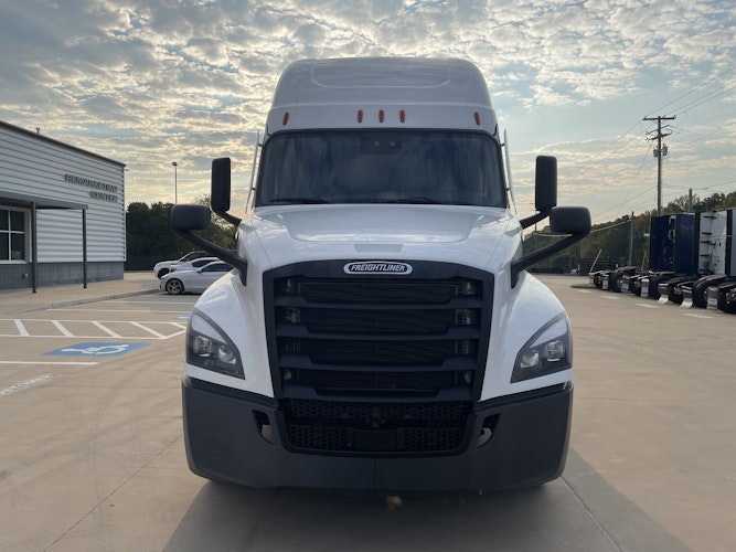 2023 Freightliner Cascadia 126" Sleeper Cab photo 2
