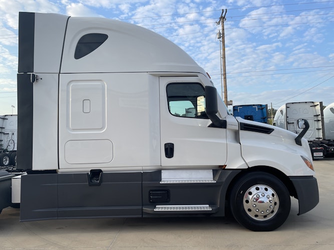 2023 Freightliner Cascadia 126" Sleeper Cab photo 4