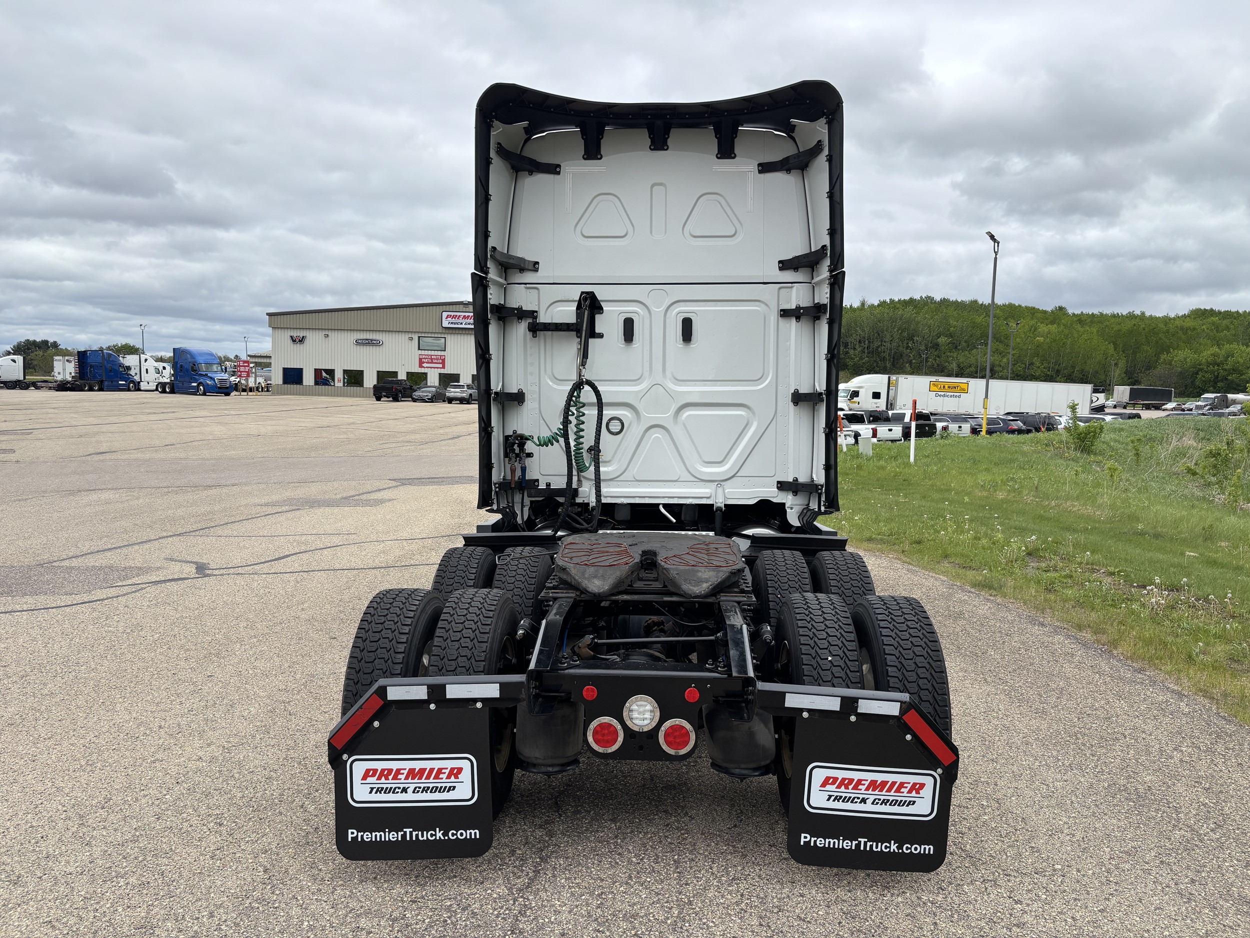 2025 Freightliner Cascadia — photo 6