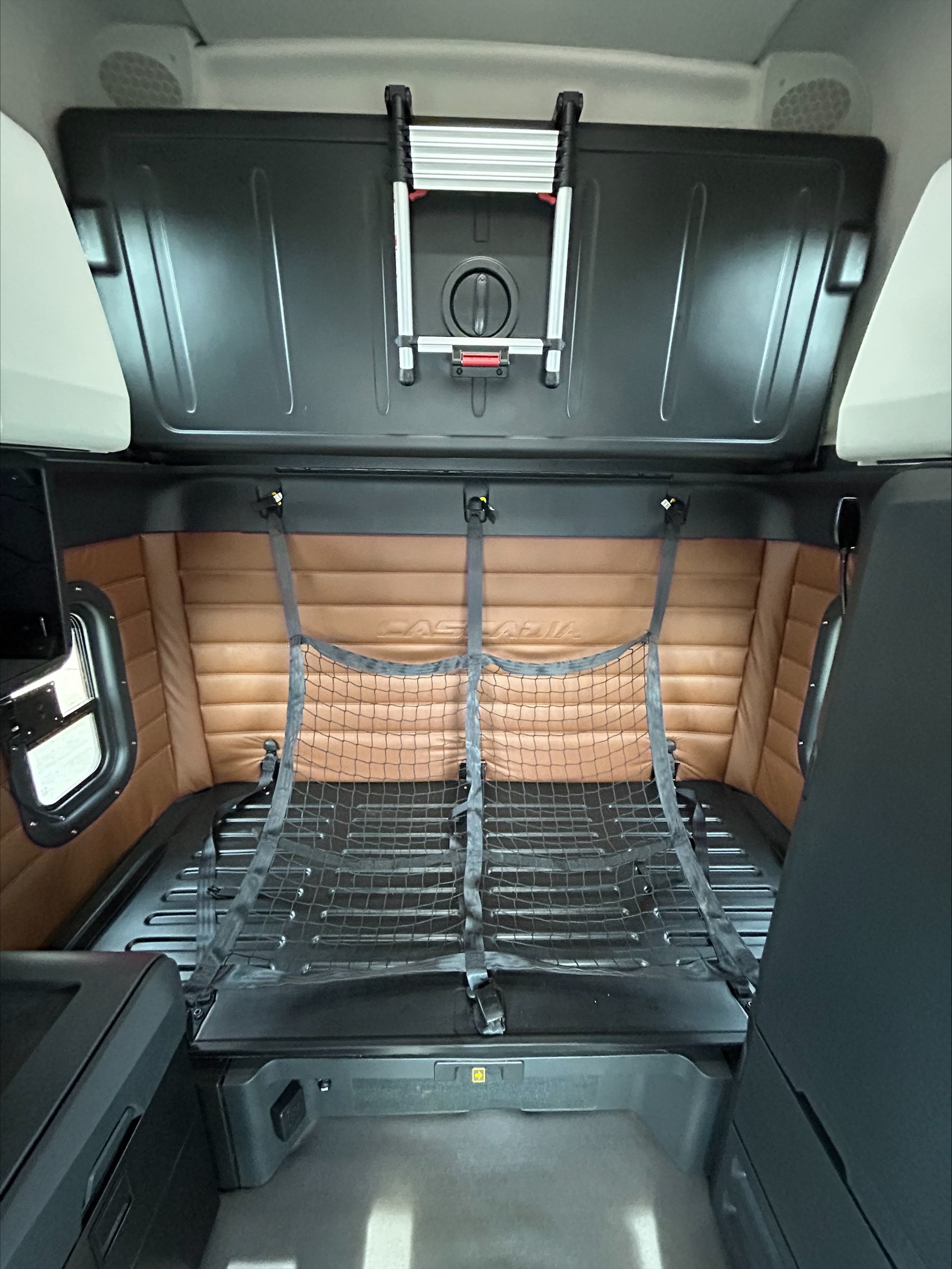 2022 Freightliner Cascadia — photo 8