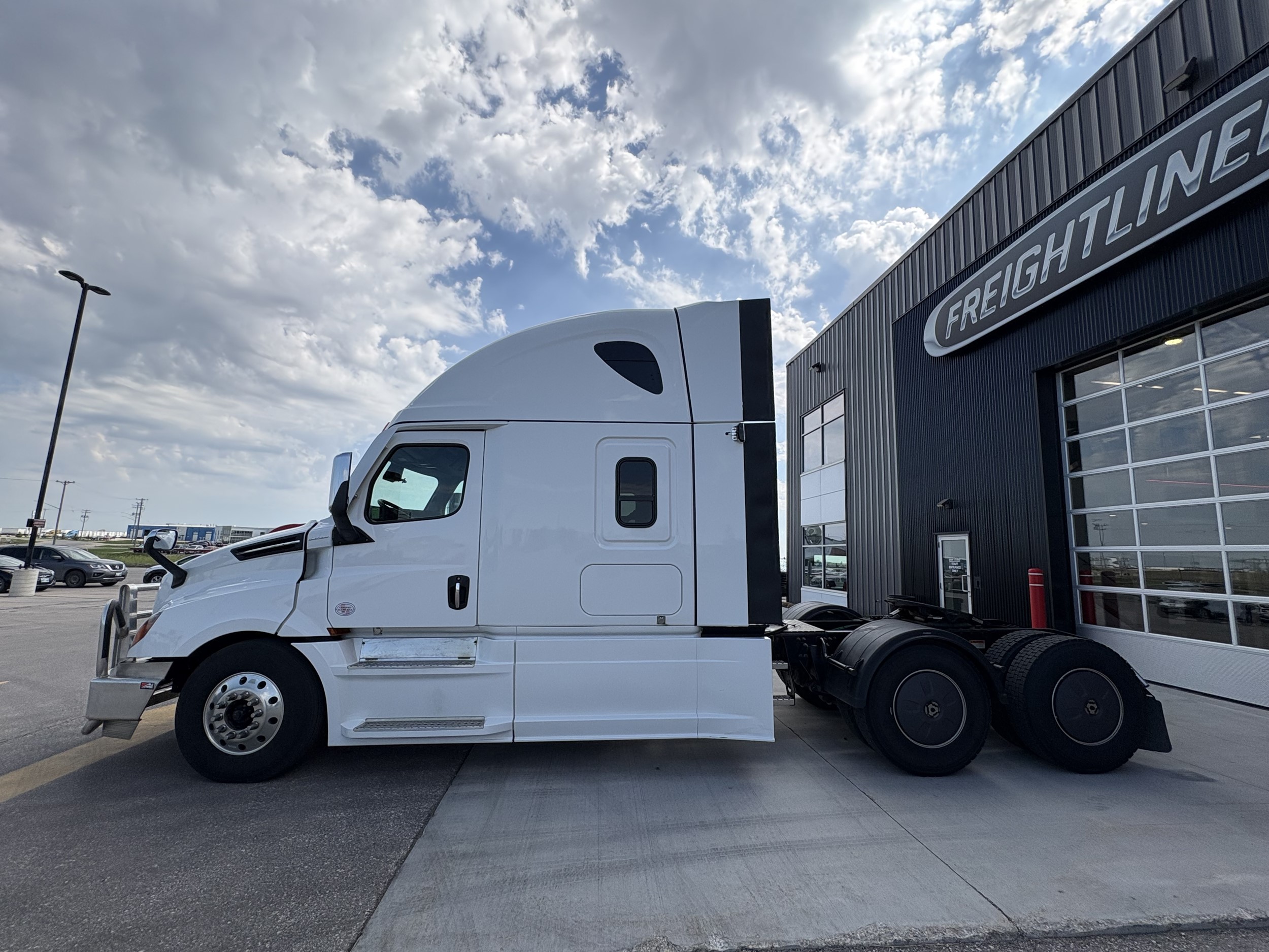 2024 Freightliner Cascadia — photo 8