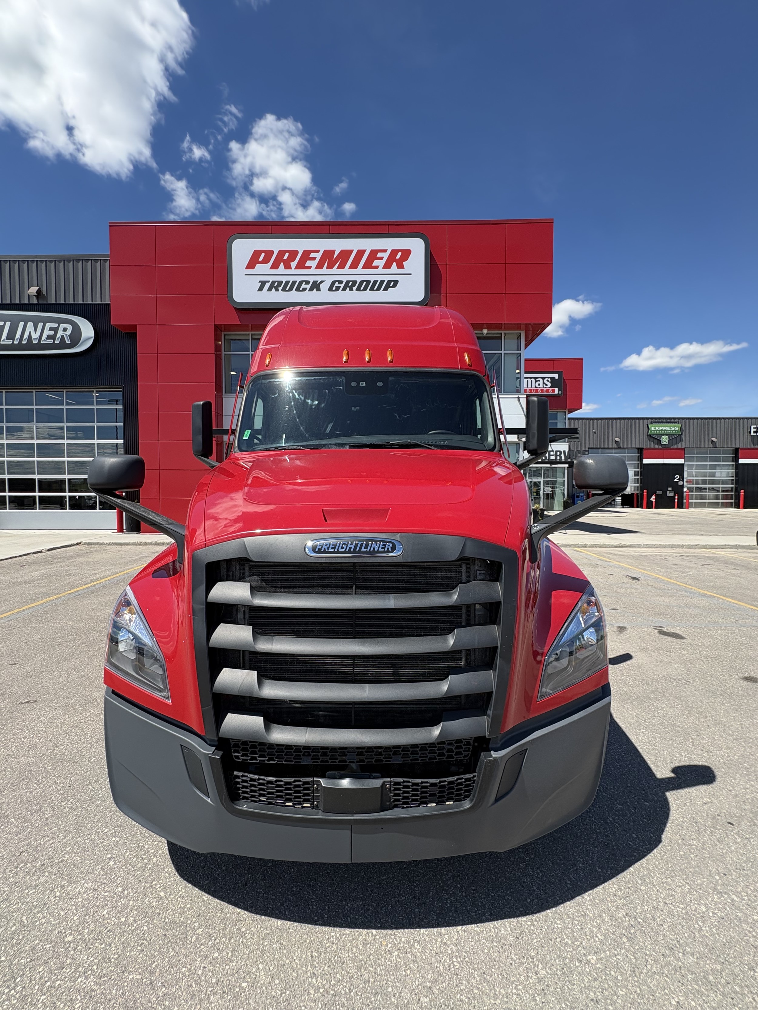 2023 Freightliner Cascadia — photo 2