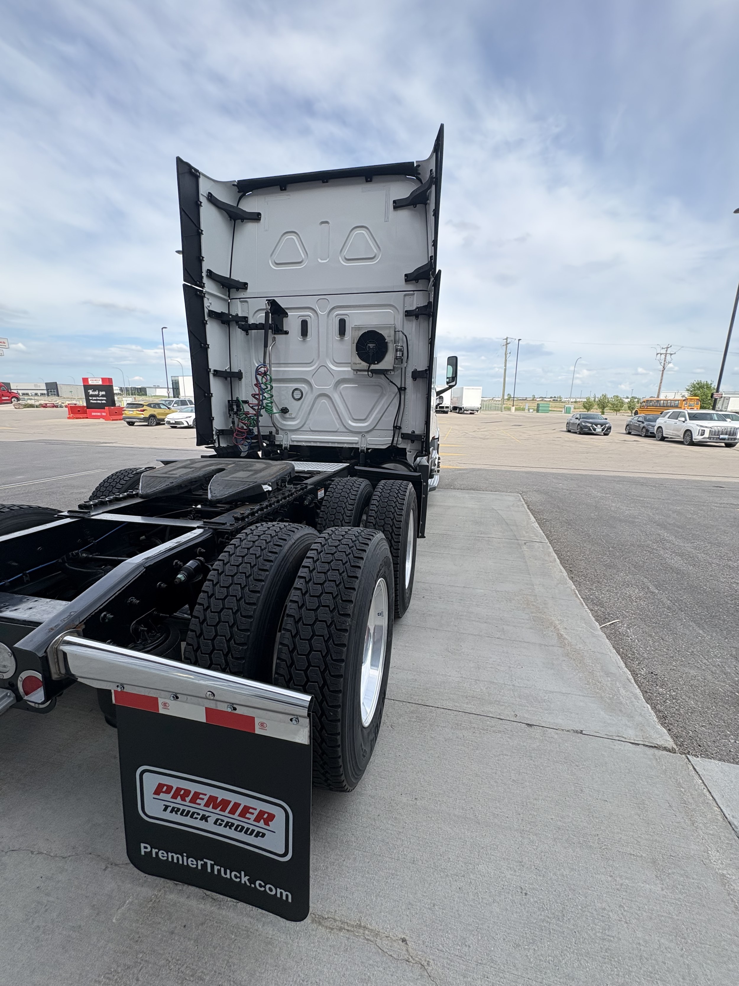 2024 Freightliner Cascadia — photo 5