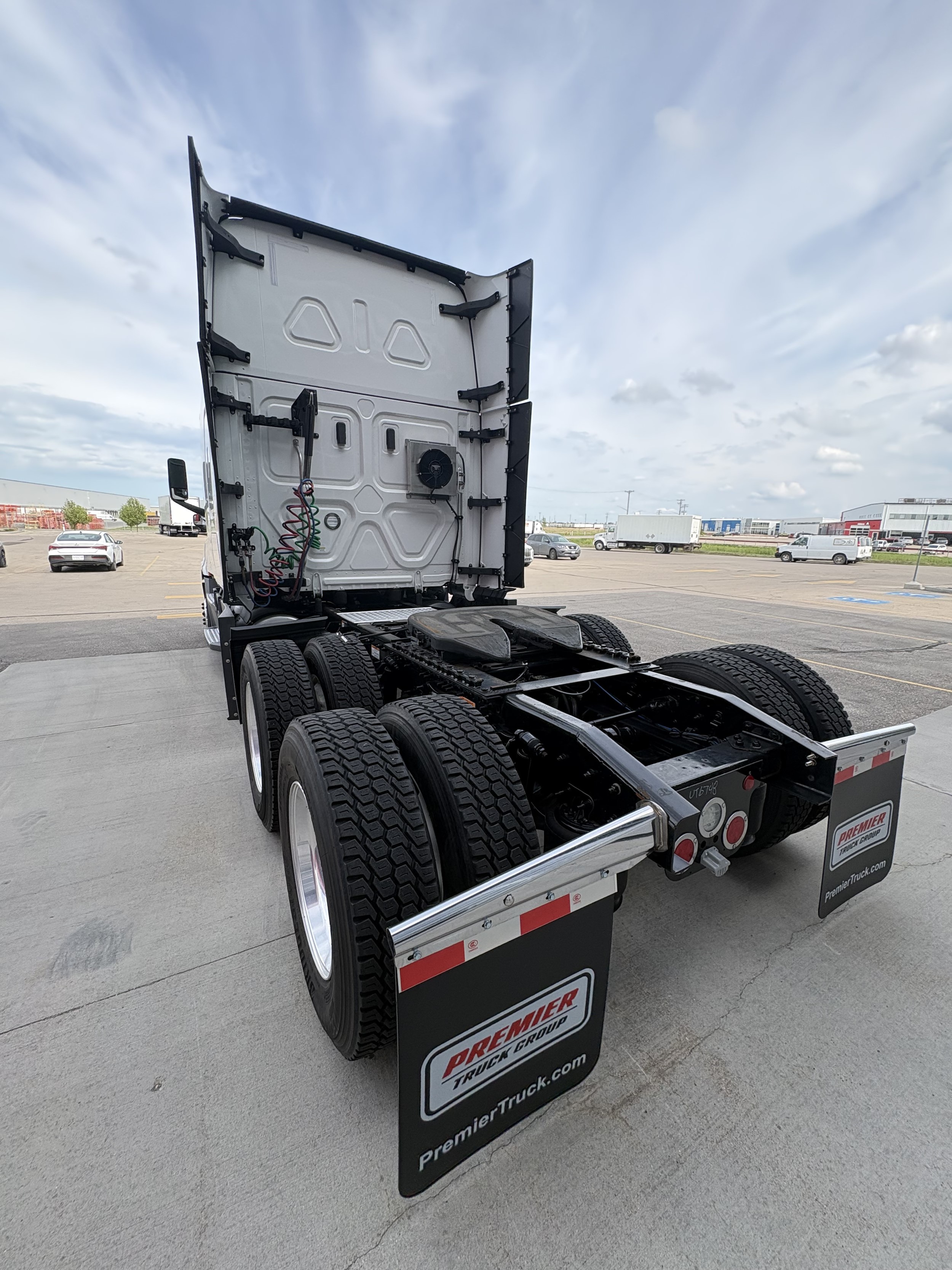 2024 Freightliner Cascadia — photo 8
