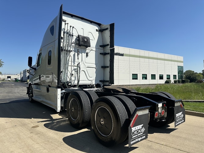 2023 Freightliner Cascadia 126" Sleeper Cab photo 4