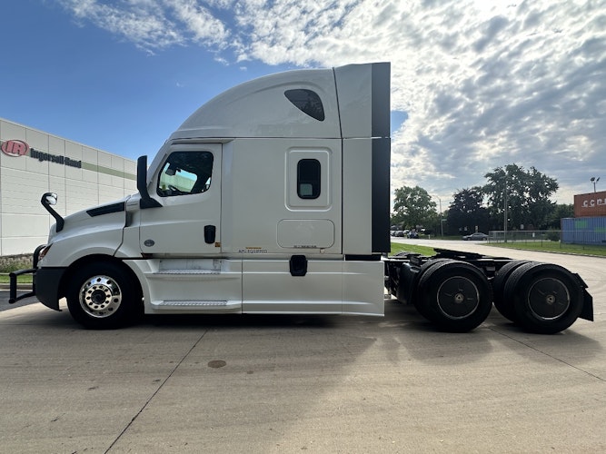 2023 Freightliner Cascadia 126" Sleeper Cab photo 2