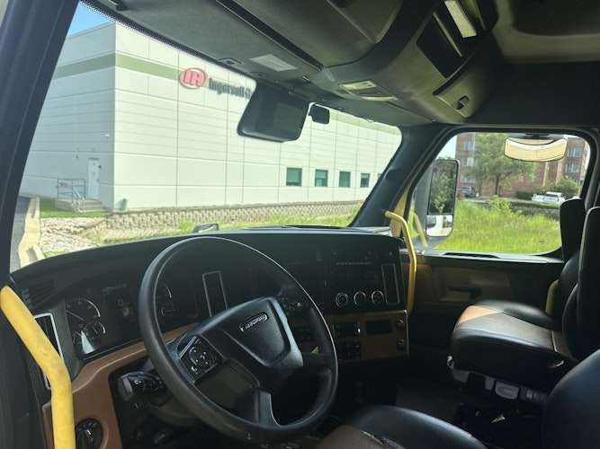 2023 Freightliner Cascadia 126" Sleeper Cab photo 3