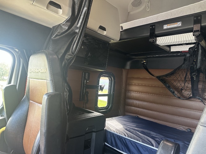 2023 Freightliner Cascadia 126" Sleeper Cab photo 4