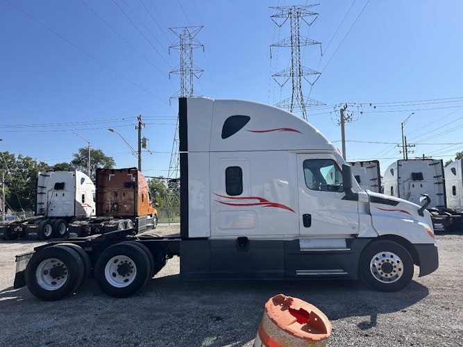 2022 Freightliner Cascadia 126" Sleeper Cab photo 4