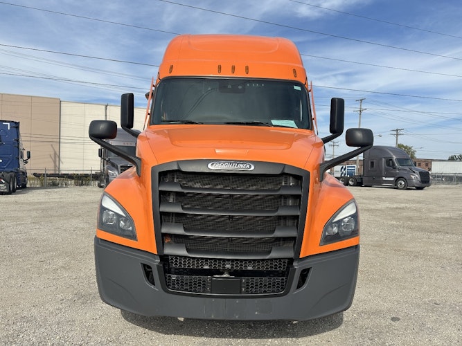 2022 Freightliner Cascadia 126" Sleeper Cab photo 2